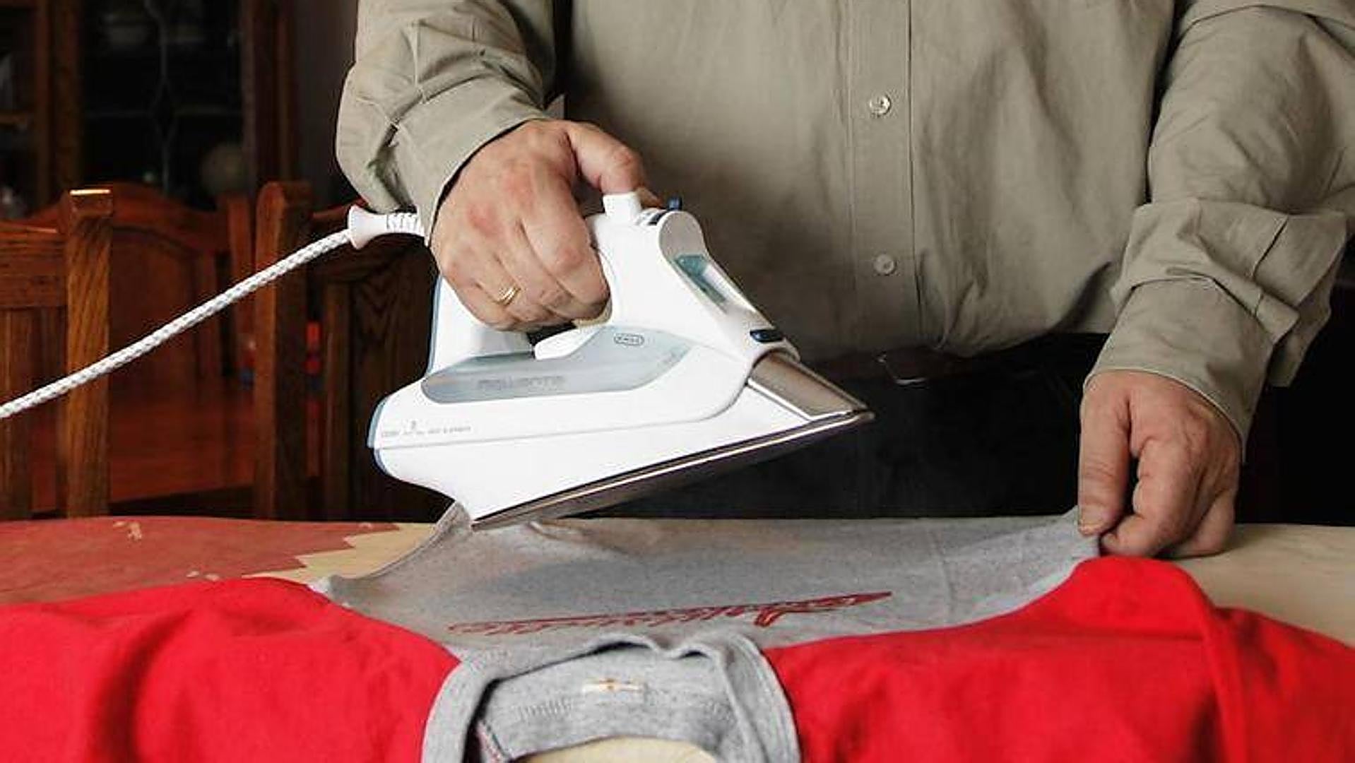El truco para quitar la quemadura de una plancha de una prenda de ropa